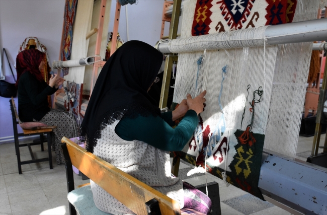 Kırıkkale'de Karakeçili kilimi yeniden dokunmaya başlandı